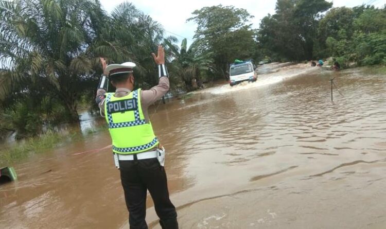 Lantas Polres Seruyan lakukan Pengaturan Lalu Lintas di Jalan Banjir