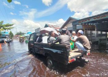 Mengharukan, Menerjang Banjir Sejumlah Warga Gotong Royong Bawa Jenazah
