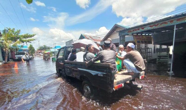 Mengharukan, Menerjang Banjir Sejumlah Warga Gotong Royong Bawa Jenazah