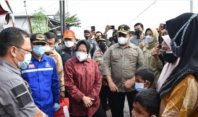 Menteri Risma Datangi Korban Banjir Jalan Mendawai Palangka Raya.