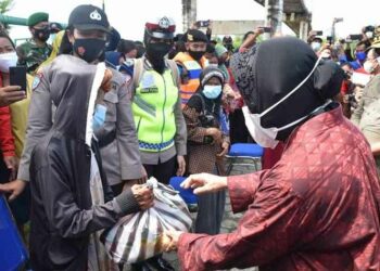 Wagub Kalteng Dampingi Mensos Berikan Bantuan Korban Banjir di Kabupaten Katingan