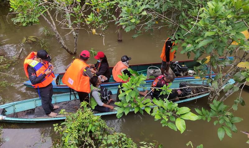 Relawan Kapuas Salurkan Bantuan Sembako Kepada Korban Banjir Katingan