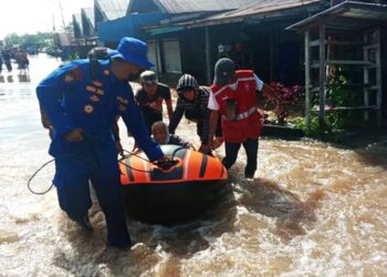 Aksi Heroik Polisi Bantu Evakuasi Warga Korban Banjir di Katingan .