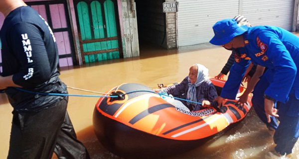 Aksi Heroik Polisi Bantu Evakuasi Warga Korban Banjir di Katingan .