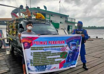Personil Satpolairud Polres Seruyan Laksanakan Polmas Perairan Di Bantaran DAS Seruyan.