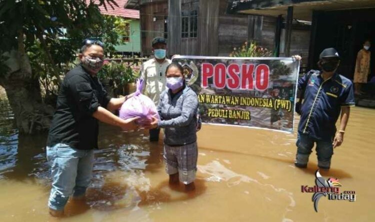 PWI Barsel Salurkan 100 Paket Sembako Kepada Warga Terdampak Banjir