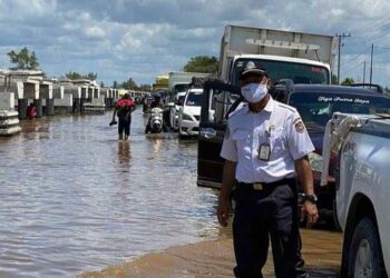 Prioritaskan Angkutan Sembako Melintas di Lokasi Banjir Jalan Trans Kalimantan Bukit Rawi