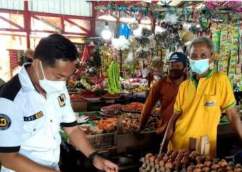 Polisi Cek Dan Kontrol Bahan Pangan Di Sejumlah Pasar Di Kuala Pembuang