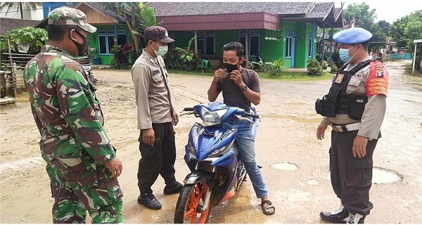 Polsek Seruyan Hulu Terapkan Prokes Bagi Warga Desa Tumbang Manjul