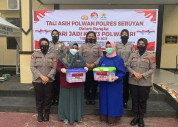 Polwan Polres Seruyan Berikan Tali Asih Nakses Yang Lakukan Vaksinasi