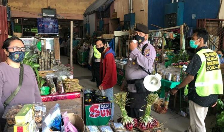 Pos Yustisi Polresta Palangka Raya Sosialisasi Prokes dan 5M di Pasar Kahayan