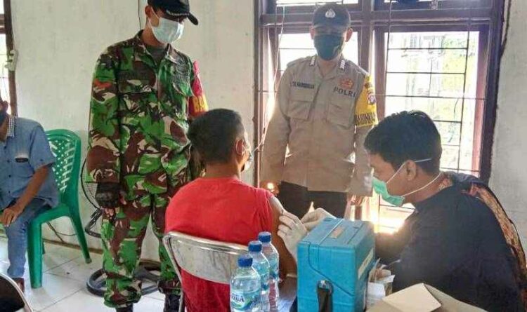 Pospol Danau Seluluk Laksanakan Pengamanan Dan Monitoring Vaksinasi Covid-19 di Desa Tanjung Rangas