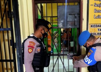 Propam Cek Ruang Tahanan dan Barang Bawaan Pengunjung Polres Seruyan