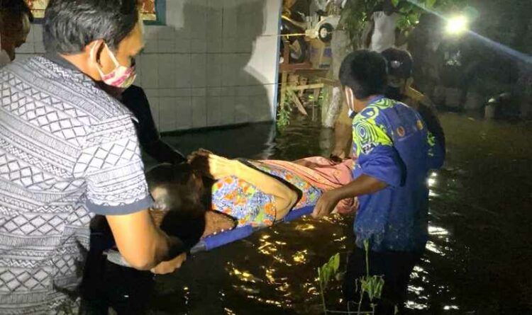 Terjebak Banjir, Lansia Pengidap Diabetes Dievakuasi