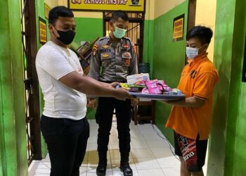 Sat Tahti Polres Seruyan Beri Perlengkepan Kebersihan Tahanan