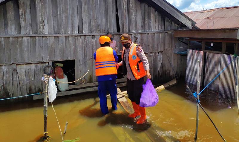 Satpolairud Polres Katingan Salurkan Bantuan Untuk Warga Korban Banjir