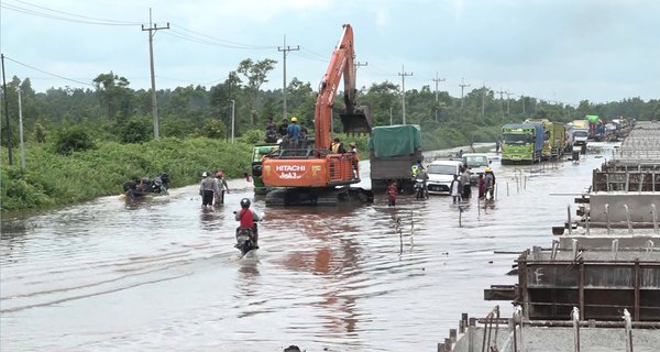 Bupati Pulang Pisau Tinjau Banjir di Ruas Desa Penda Barania