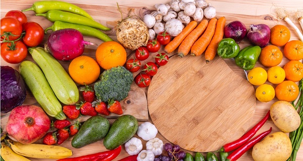 Ilustrasi makSering Salah Kaprah, Pahami Perbedaan Vitamin dan Suplemenanan berupa buah dan sayur organic sumber vitamin | engin akyurt/Unsplash
