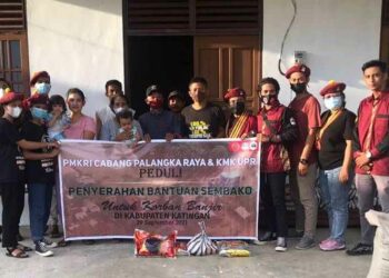 PMKRI dan KMK UPR Salurkan Bantuan Sembako Untuk Korban Banjir di Paroki Telok, Katingan