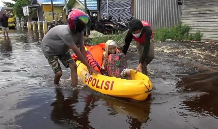 Terjebak Banjir, Petugas Evakuasi 2 Warga Jalan Anoi Palangka Raya