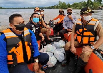 Tinjau Kondisi Banjir, Bupati Mura Berikan Bantuan Logistik Kepada Warga