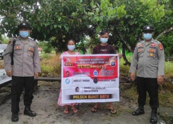 Unik, Sosialisasikan Prokes dan 5M, Polisi Tenteng Spanduk Blusukan Ke Rumah Warga