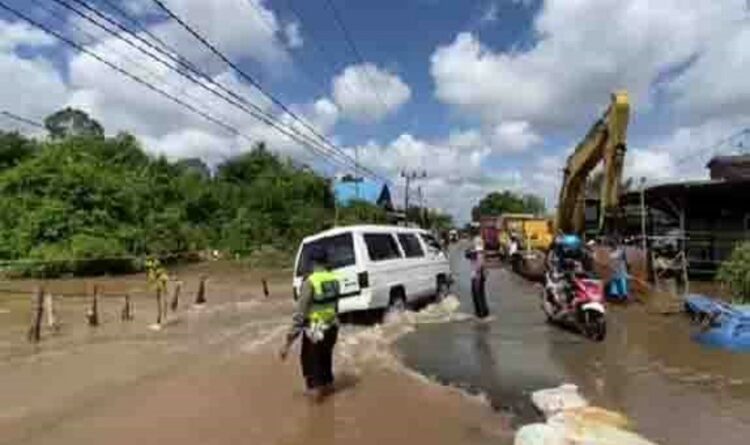 Cegah Kecelakaan Di Lokasi Banjir, Jalan Trans Kalimantan Dipasang Tali pembatas