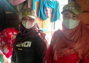 Wabup Salurkan Bantuan Kepada Warga Kota Besi