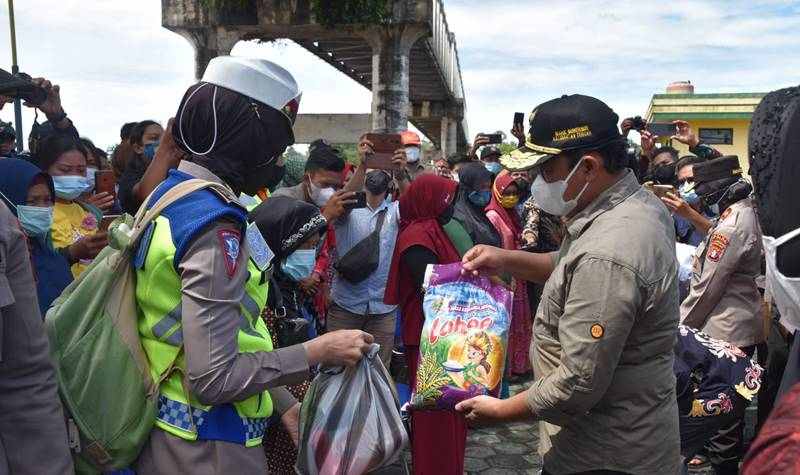 Wagub Kalteng Dampingi Mensos Berikan Bantuan Korban Banjir di Kabupaten Katingan