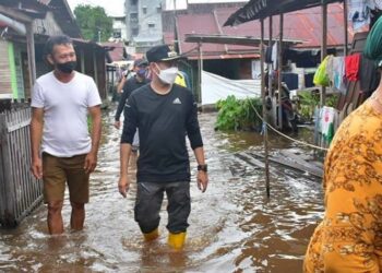 Wali Kota Palangka Raya Tinjau Banjir di Jalan Anoi jdl