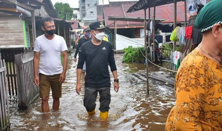 Wali Kota Palangka Raya Tinjau Banjir di Jalan Anoi jdl