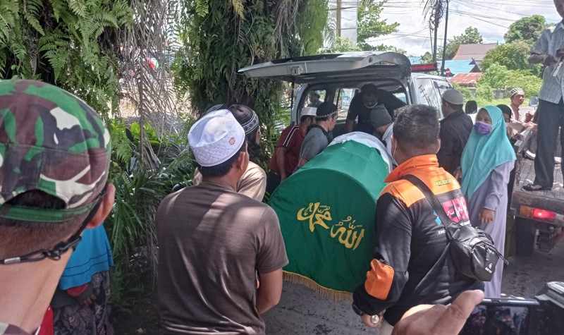 Mengharukan, Menerjang Banjir Sejumlah Warga Gotong Royong Bawa Jenazah