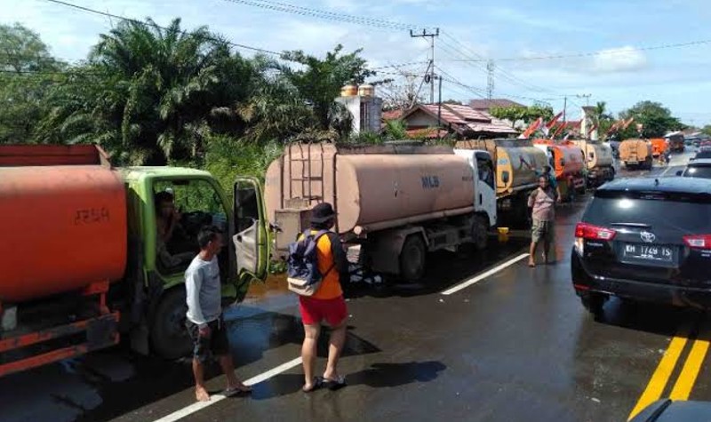 Cegah Kecelakaan Di Lokasi Banjir, Jalan Trans Kalimantan Dipasang Tali pembatas