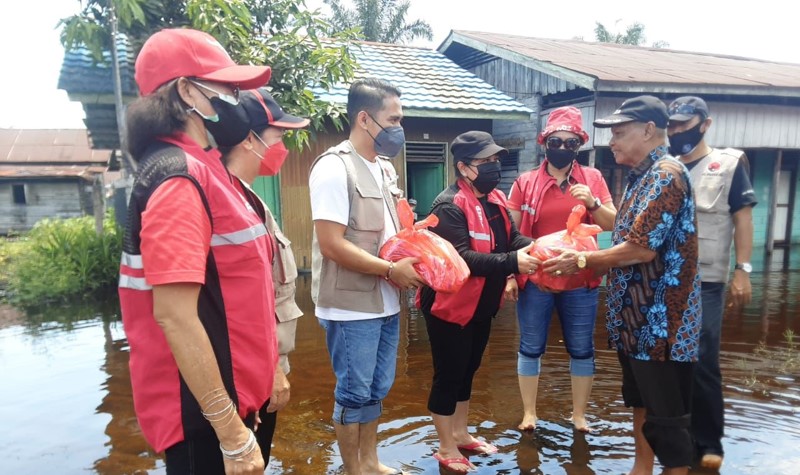 DPC PDIP Palangka Raya dan Baguna DPD PDIP Kalteng Salurkan Bantuan Korban Banjir