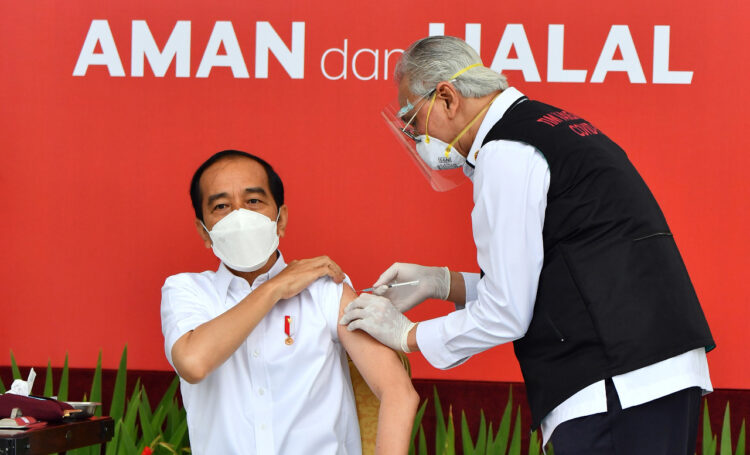 Presiden Joko Widodo diberikan vaksin Covid-19 Sinovac di Istana Merdeka, Jakarta, Rabu (13/1/2021). Presiden Joko Widodo disuntik vaksinasi perdana yang  dilakukan oleh tim dokter kepresidenan dan dibantu oleh Dinas Kesehatan Provinsi DKI Jakarta, sekaligus  menandai dimulainya tahapan vaksinasi Covid-19 di Indonesia yang rencananya memakan waktu 15 bulan. Istana Kepresidenan/Agus Suparto (doc. mediaindonesia.com)