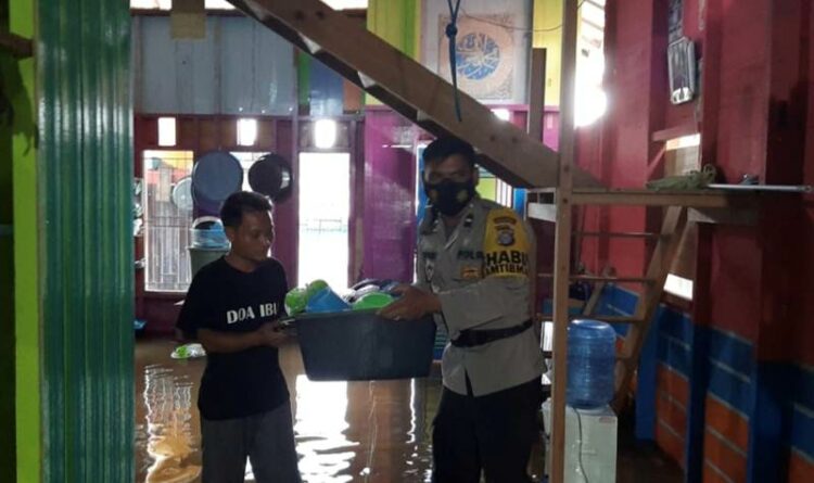 Anggota Polsek Murung Bantu Warga Korban Banjir di Desa Juking Pajang