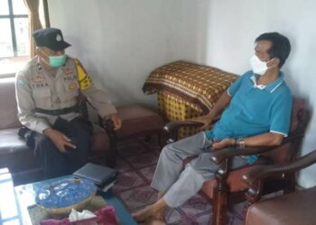 Bhabinkamtibmas Menteng Turut Mendata Warga Untuk Ikuti Program Vaksinasi
