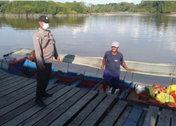 Bhabinkamtibmas Polsek Rakumpit Pantau Debit Air di Dermaga Takaras