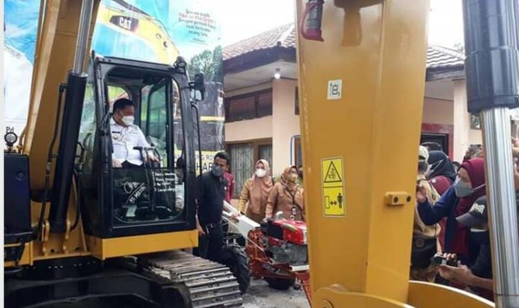 Bupati Kotim Serahkan Excavator ke Kecamatan Cempaga dan Kota Besi
