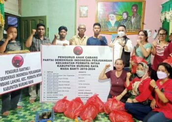 DPC PDI Perjuangan Mura Bagikan Sembako Untuk Pengurus PAC dan Ranting Permata Intan
