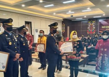 Dinilai Baik Tangani Covid-19, Walikota Palangka Raya dapat Penghargaan Kanwil Kemenkumham Kalteng