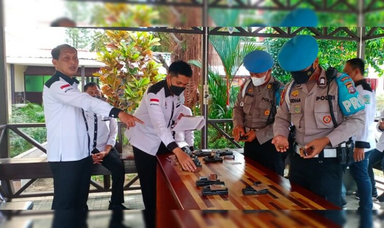 Senjata Anggota Ditresnarkoba Polda Kalteng Diperiksa
