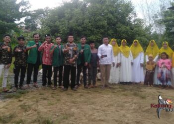 Jajaran pengurus PC Ansor Bartim saat menyerahkan bantuan pada pengurus TPA Al Huda (foto; Iwan P)