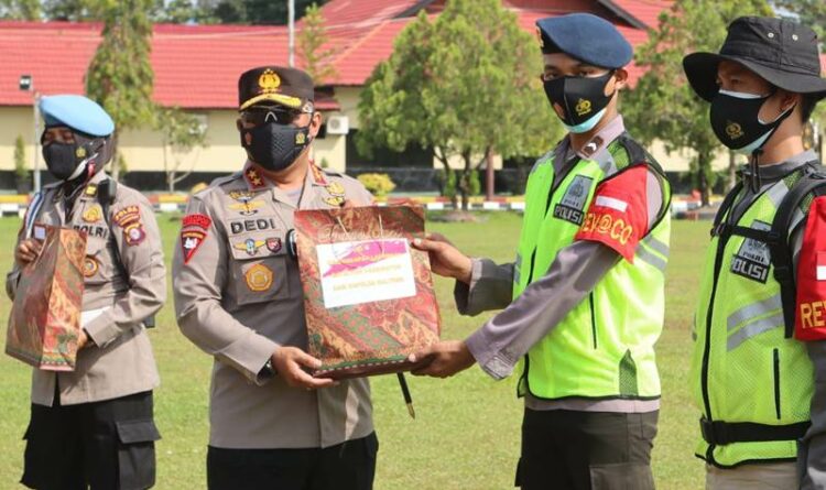 Kapolda Kalteng Berikan Perlengkapan Penunjang Lapangan Bagi Batalyon Vaksinator