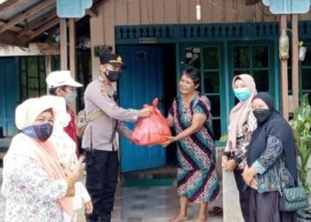 Kapolsek Bukit Batu Bagikan Bansos Bagi Warga Kelurahan Tumbang Tahai