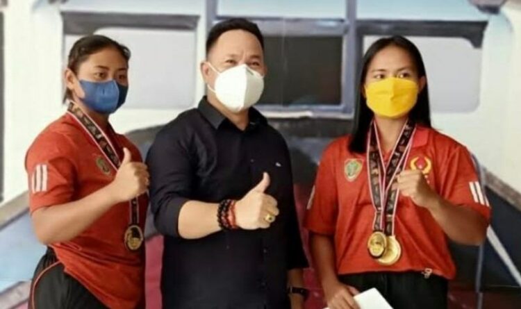 Ketua DPRD Mura Berikan Reward Kedua Atlet Dayung Peraih Medali Emas PON XX Papua