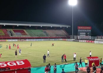 Pertandingan antara Kalteng Putra (Merah) melawan Mitra Kukar (Kuning) Area lampiran
