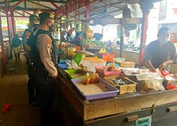 Patroli Polisi Minta Pedagang Pasar SAIK Kuala Pembuang Patuhi Prokes