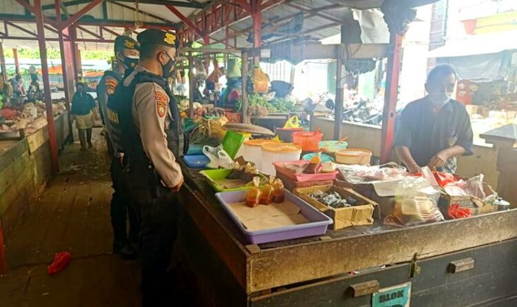 Patroli Polisi Minta Pedagang Pasar SAIK Kuala Pembuang Patuhi Prokes
