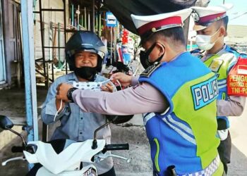 Pedagang & Pengunjung Pasar Sambut Baik Pembagian Masker dari Satlantas Polres Bartim